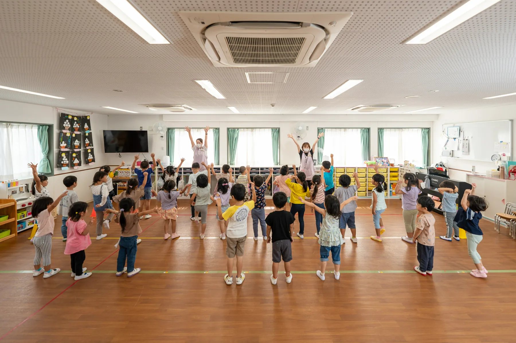 保育室で体を動かすこどもたち
