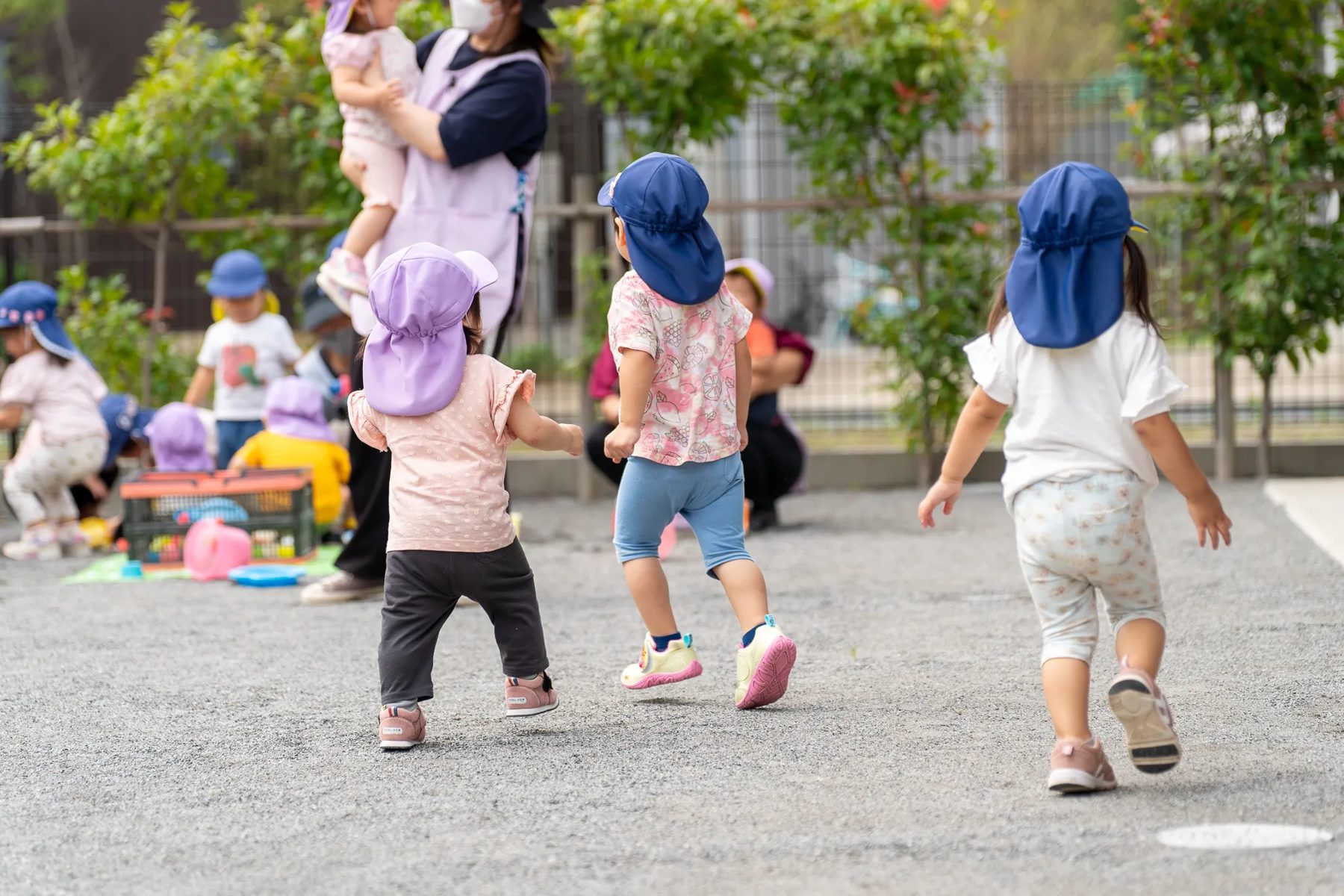 園庭で遊ぶこどもたち