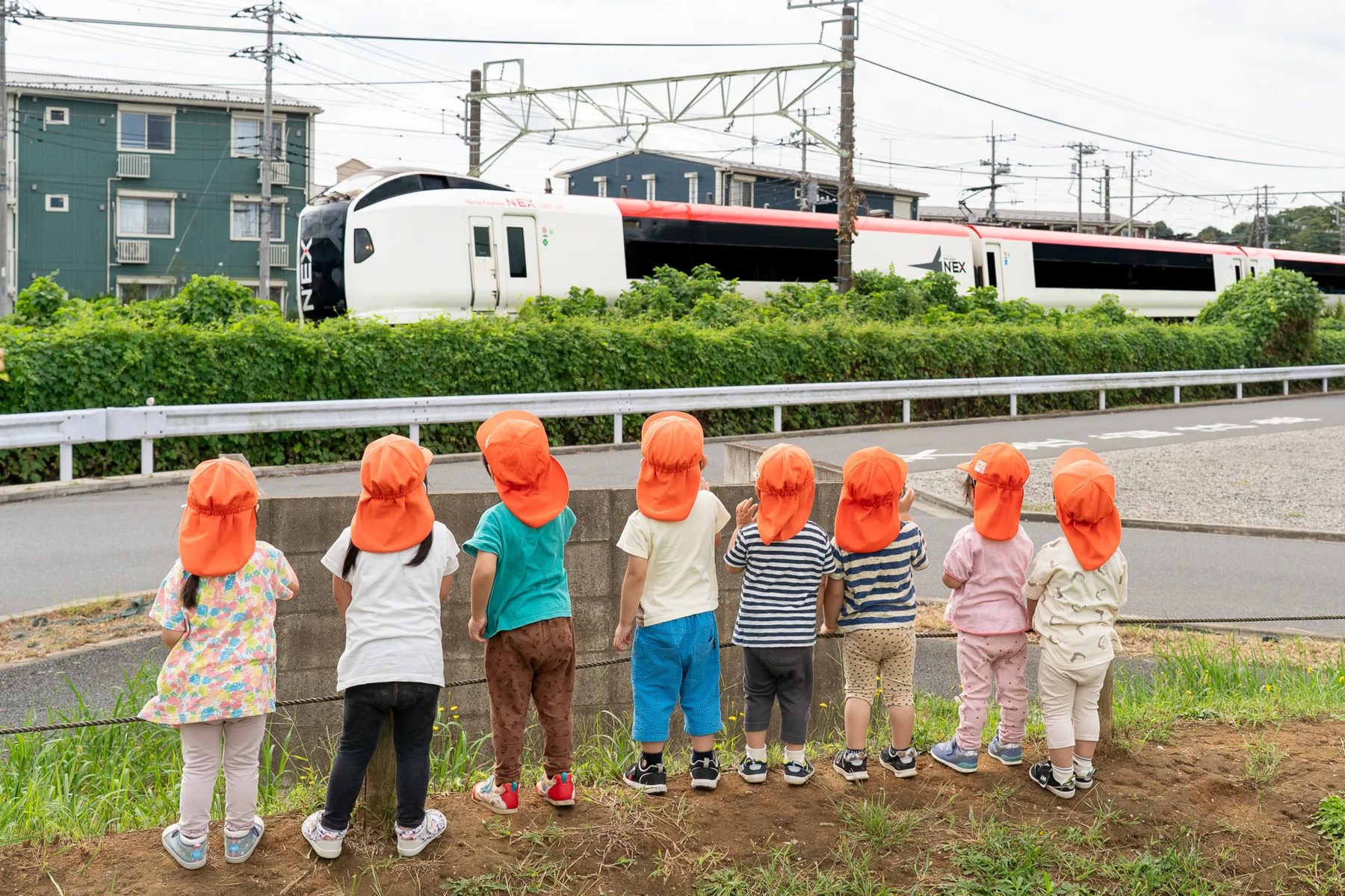 お散歩で電車を見るこどもたち